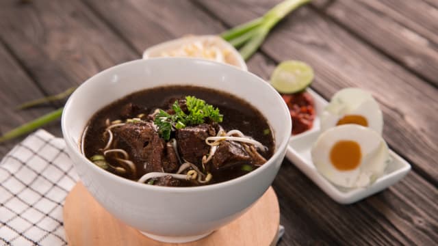Rawon Setan Surabaya: Buka Tengah Malam, Antri Tetap Panjang
